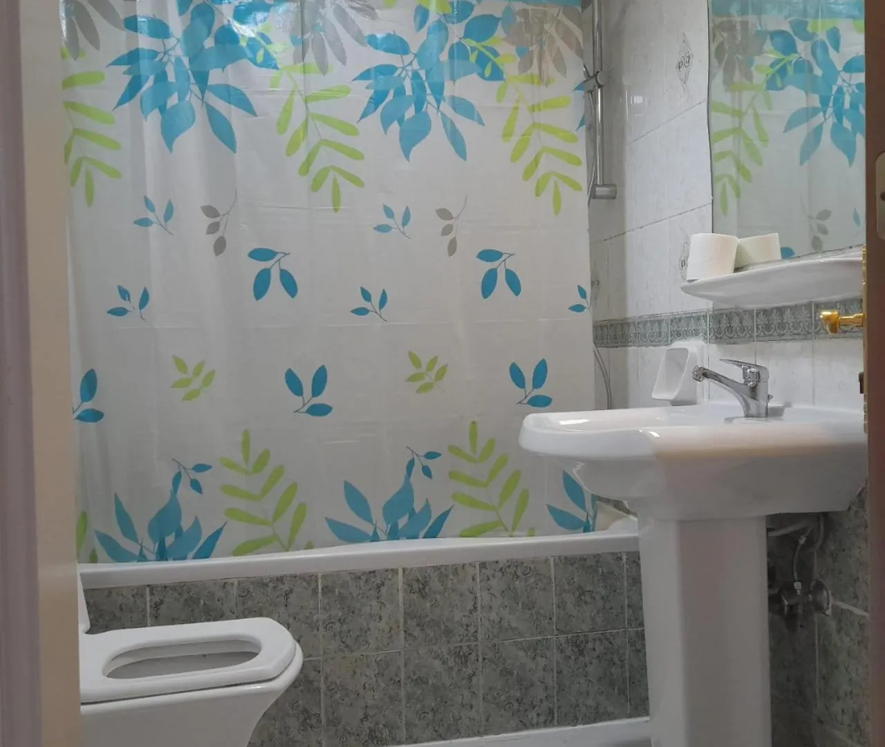 Private Room - Shared Bathroom, No Parking Abu Dhabi Rum i privatbostad